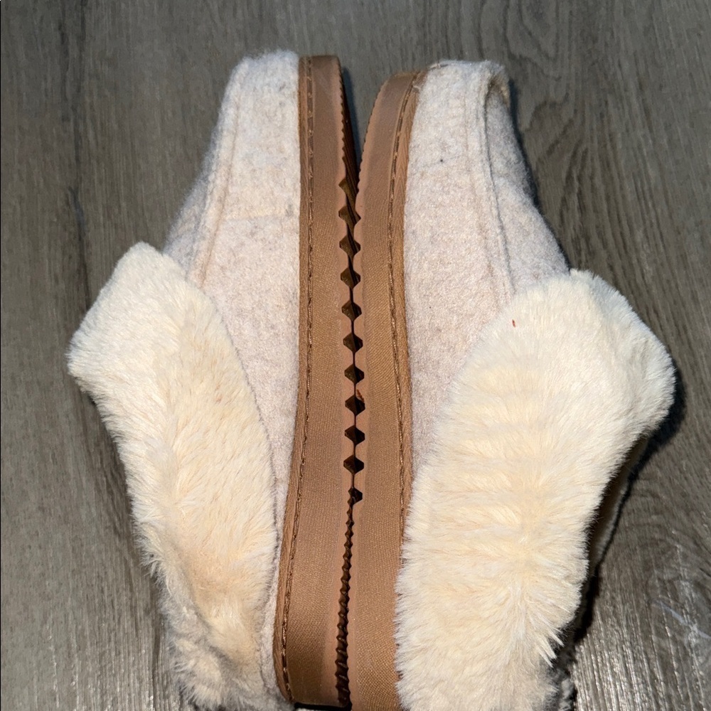 Dearfoams Cream Fur Women's Slippers - Picture 4 of 6
